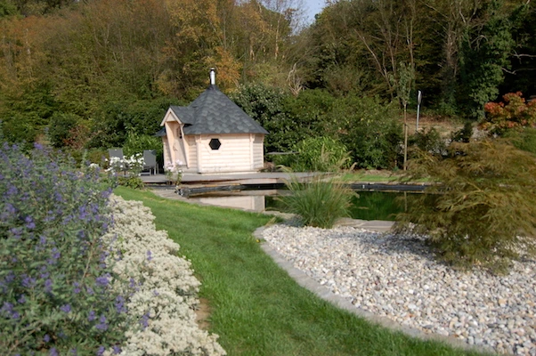 Abords de la piscine en graviers, sauna
