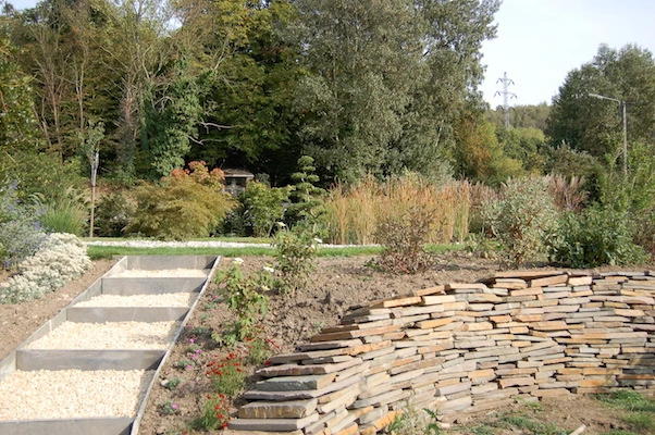 Mur de pierres sèches nécessaire pour résorber la déclivité du jardin